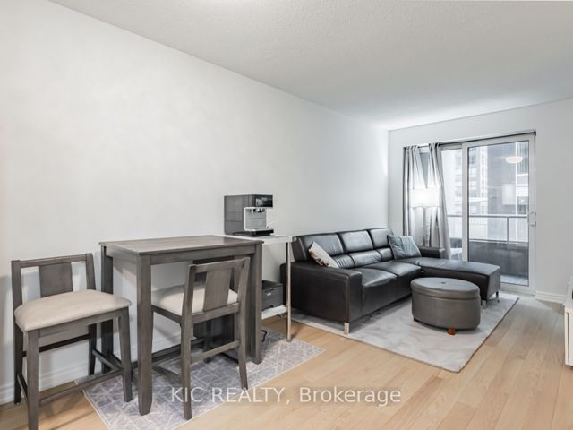 1727 - 250 Wellington St W