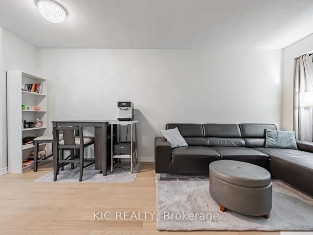 1727 - 250 Wellington St W