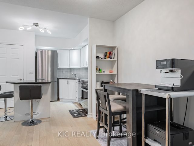 1727 - 250 Wellington St W