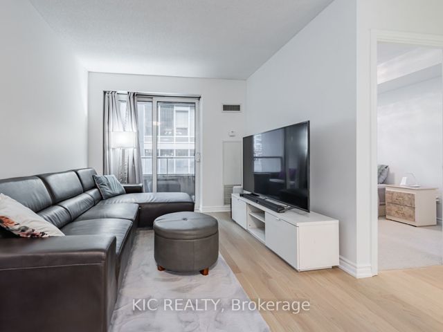 1727 - 250 Wellington St W