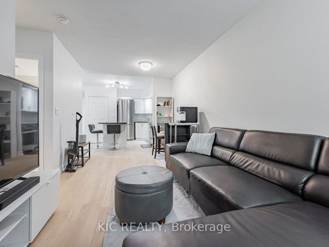 1727 - 250 Wellington St W
