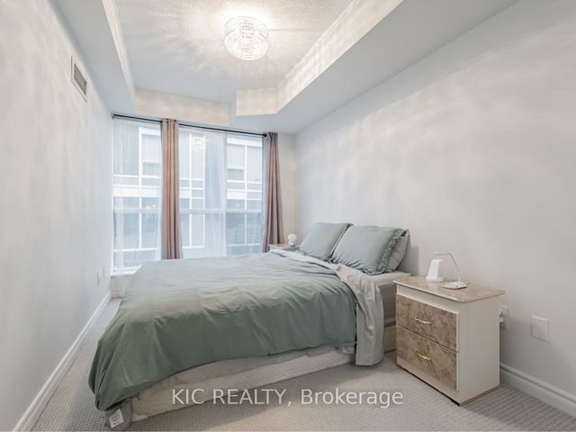 1727 - 250 Wellington St W
