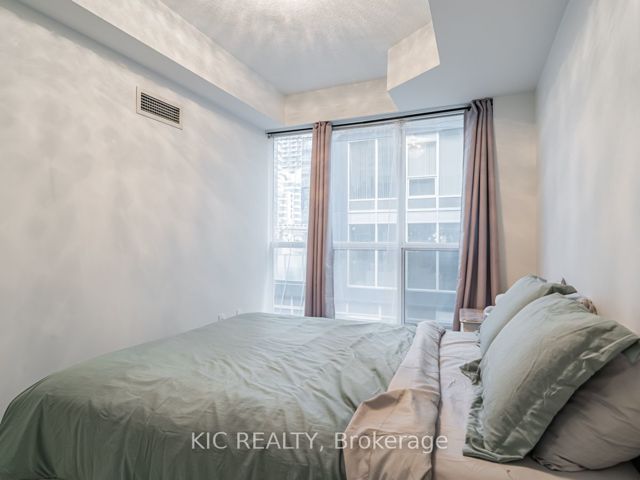 1727 - 250 Wellington St W