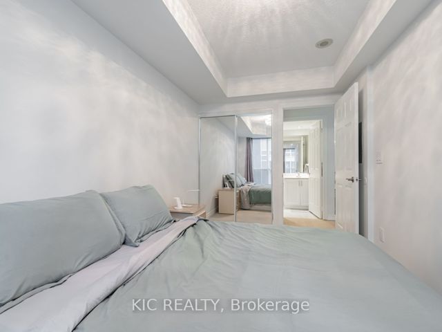 1727 - 250 Wellington St W