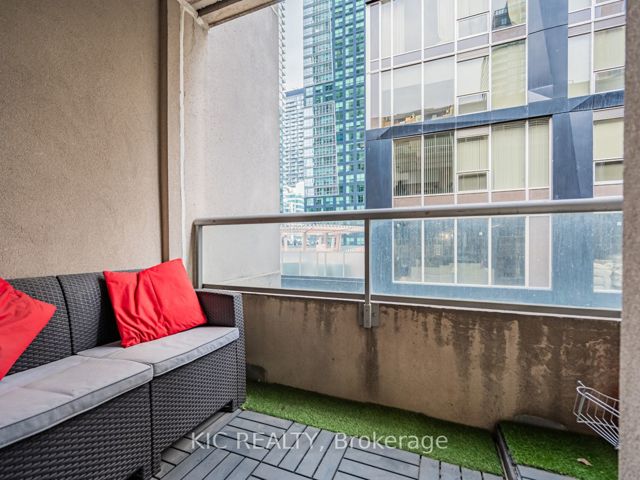 1727 - 250 Wellington St W