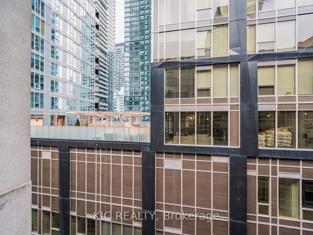 1727 - 250 Wellington St W