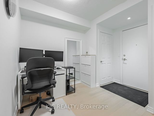 1727 - 250 Wellington St W