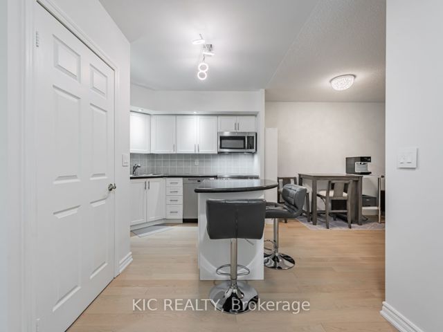 1727 - 250 Wellington St W