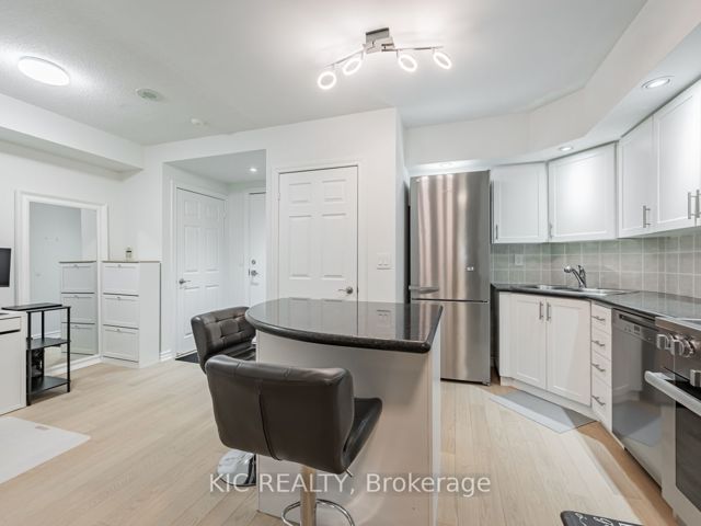 1727 - 250 Wellington St W