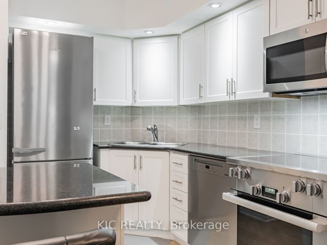 1727 - 250 Wellington St W