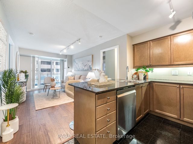 1111 - 736 Spadina Ave
