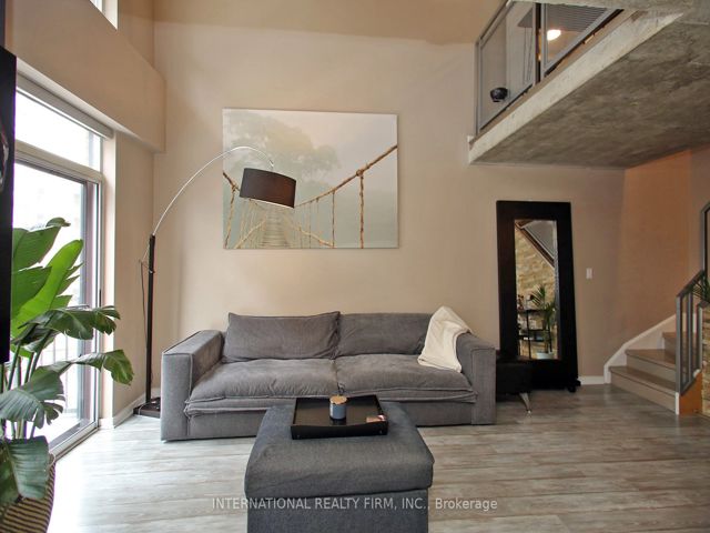 408 - 800 King St W