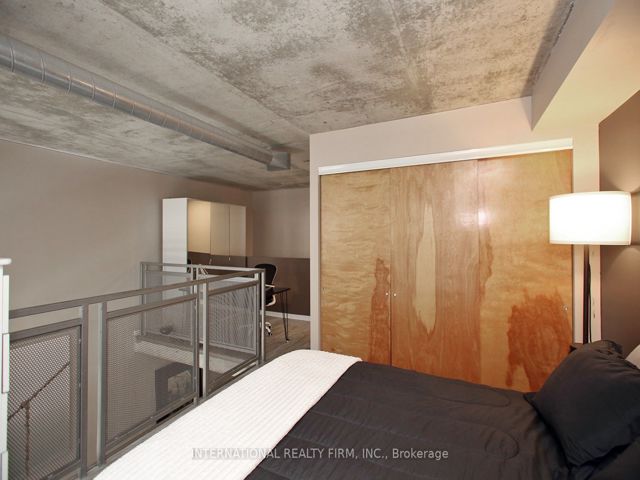 408 - 800 King St W