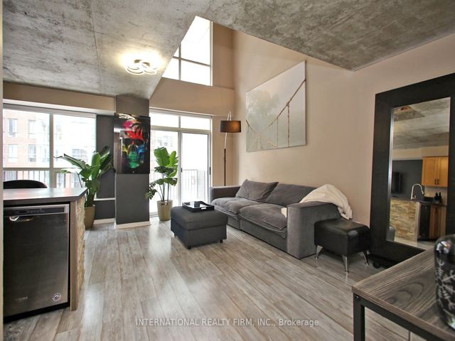 408 - 800 King St W