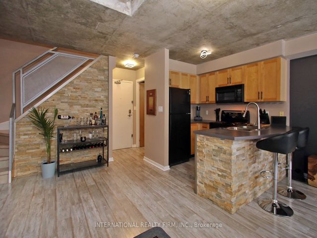 408 - 800 King St W