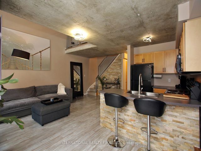 408 - 800 King St W