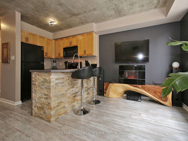 408 - 800 King St W