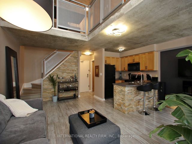 408 - 800 King St W