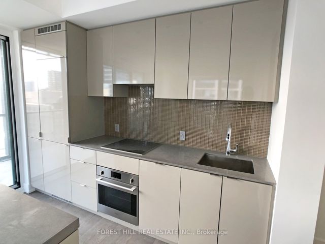 2010 - 7 Grenville St