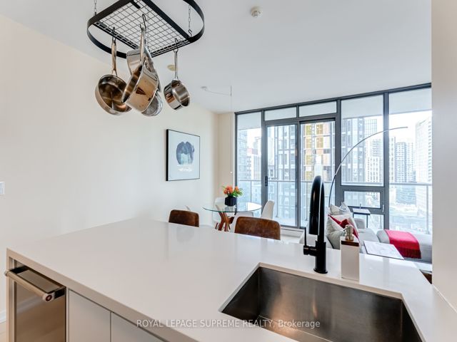 1506 - 33 Lombard St