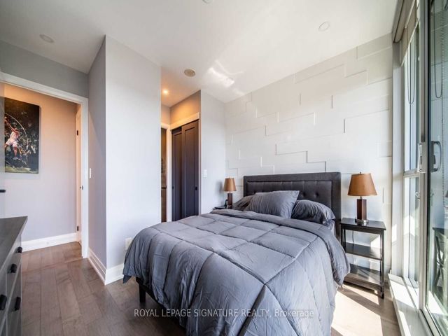 PH14 - 320 Richmond St E
