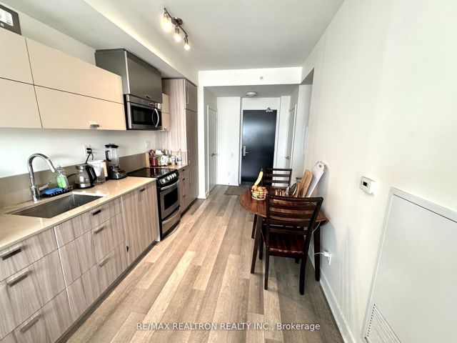 1607 - 290 Adelaide St W