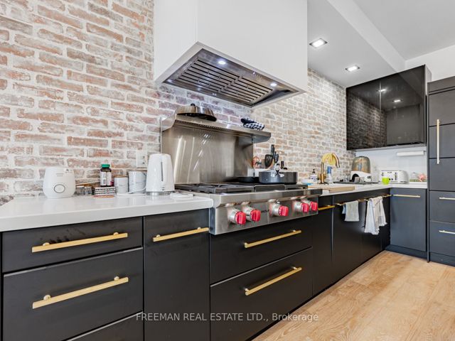 PH 19 - 500 Richmond St W