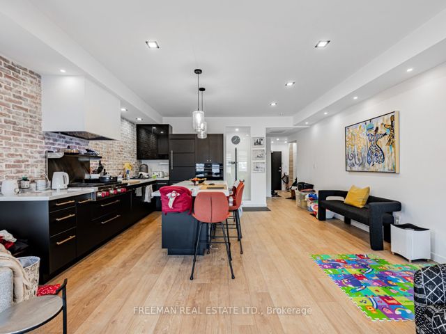 PH 19 - 500 Richmond St W
