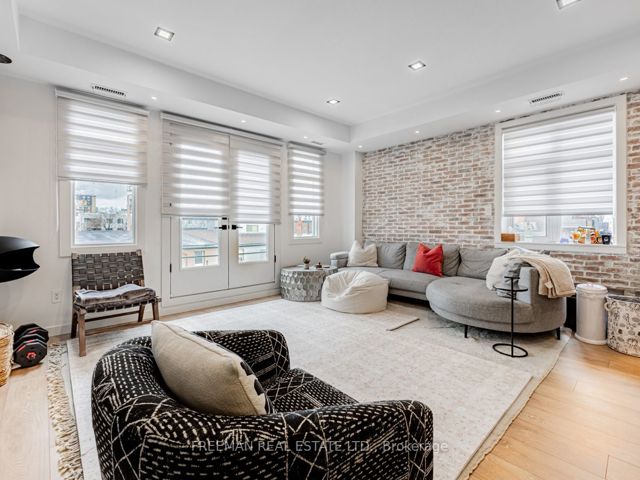 PH 19 - 500 Richmond St W
