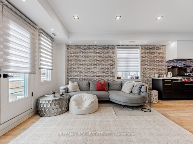 PH 19 - 500 Richmond St W