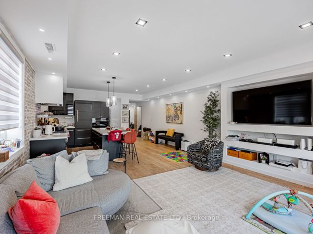 PH 19 - 500 Richmond St W