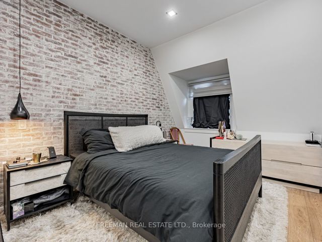 PH 19 - 500 Richmond St W