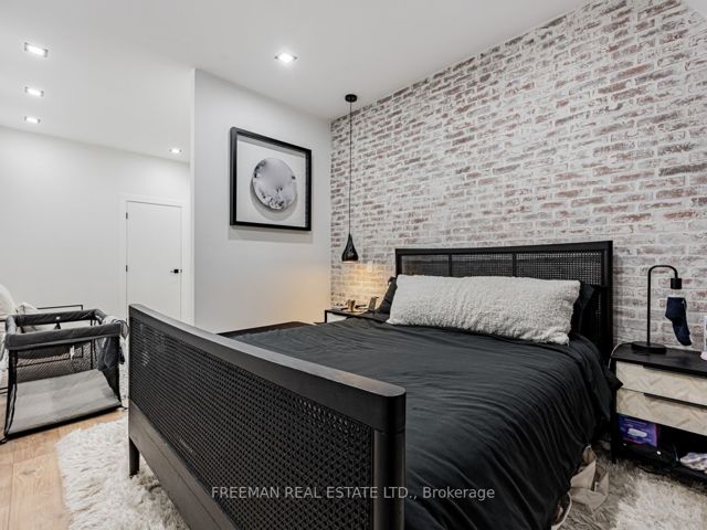 PH 19 - 500 Richmond St W
