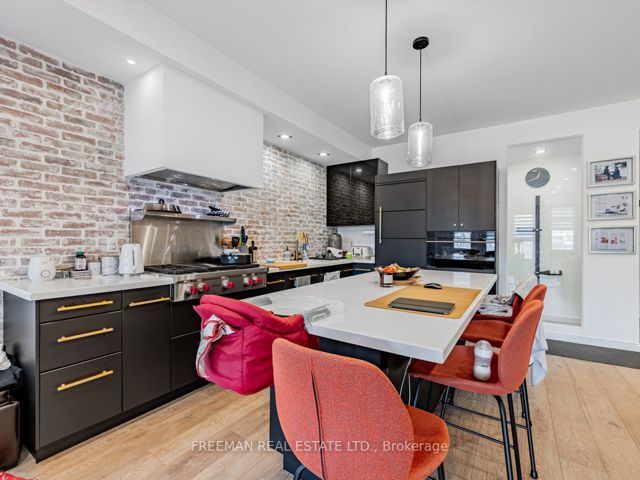 PH 19 - 500 Richmond St W