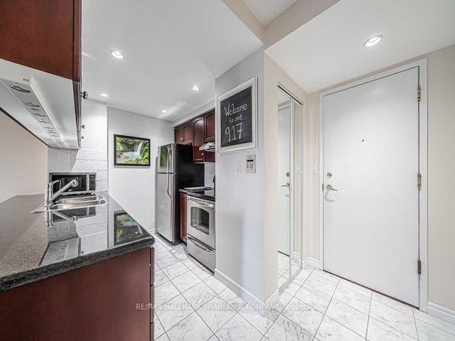917 - 168 Simcoe St W