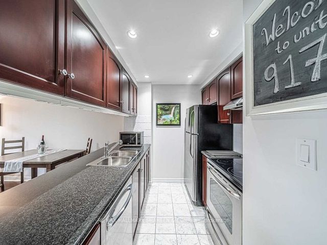 917 - 168 Simcoe St W