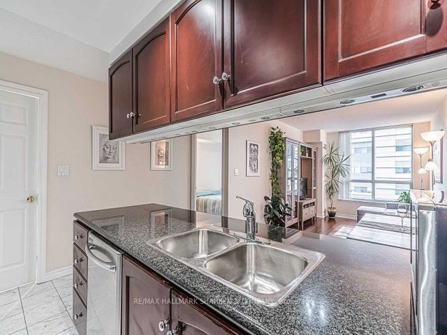 917 - 168 Simcoe St W