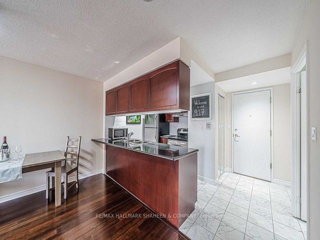 917 - 168 Simcoe St W