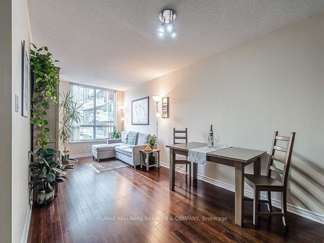 917 - 168 Simcoe St W