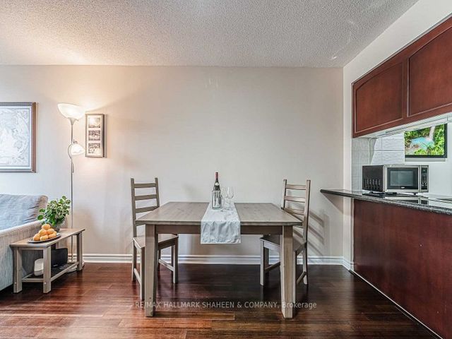 917 - 168 Simcoe St W