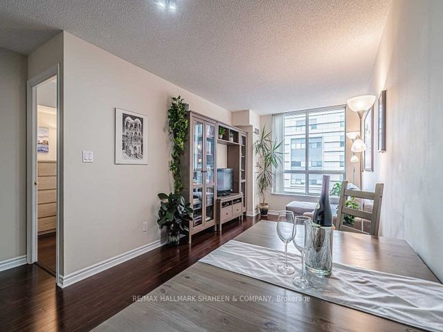 917 - 168 Simcoe St W