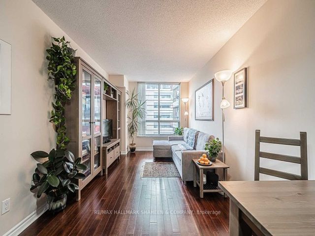 917 - 168 Simcoe St W