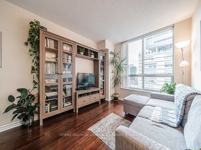 917 - 168 Simcoe St W