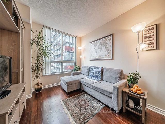 917 - 168 Simcoe St W