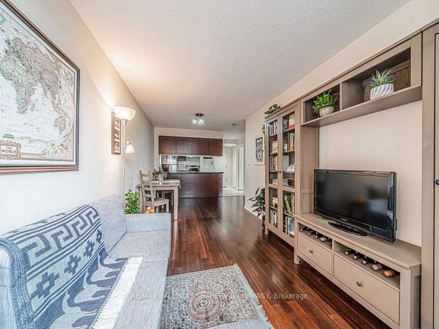 917 - 168 Simcoe St W