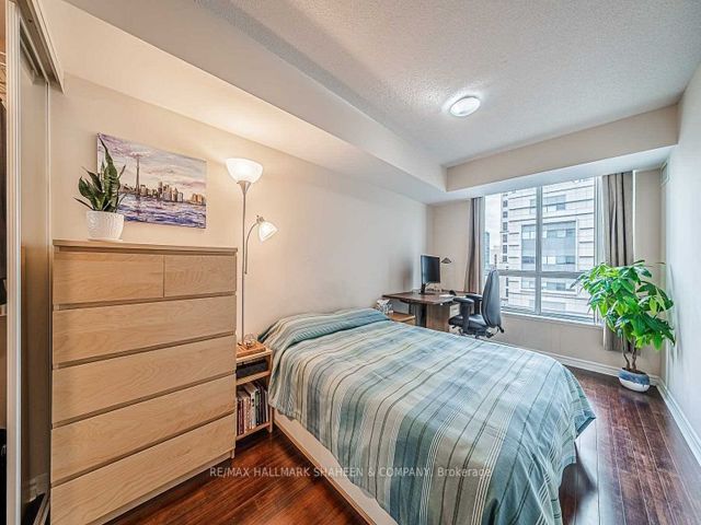 917 - 168 Simcoe St W