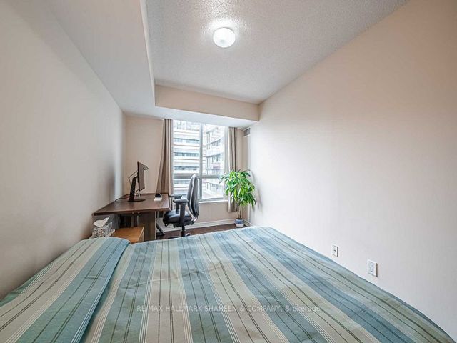 917 - 168 Simcoe St W