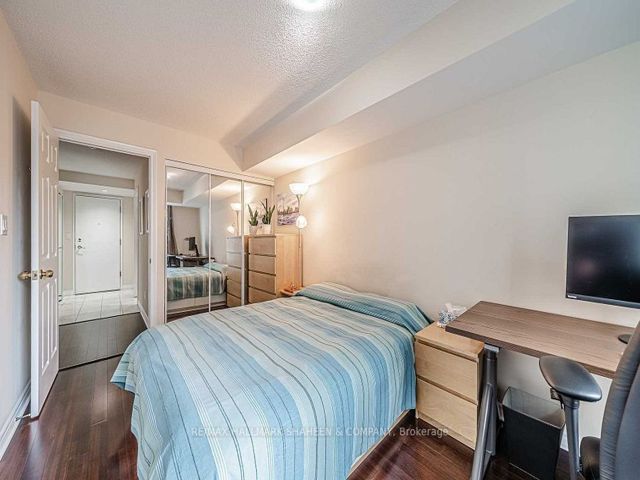 917 - 168 Simcoe St W