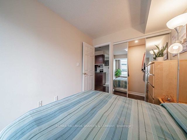 917 - 168 Simcoe St W