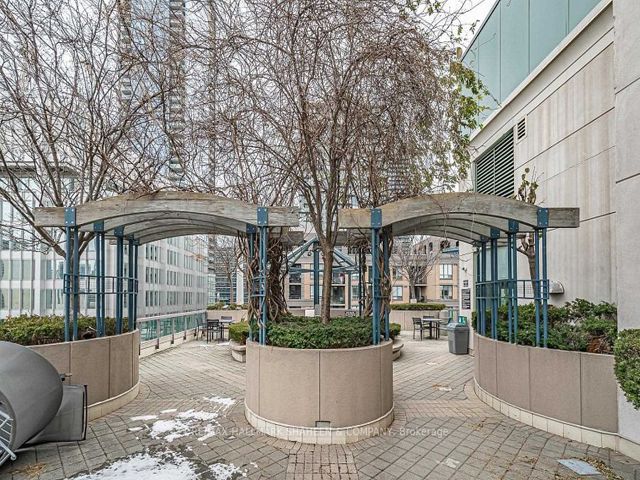 917 - 168 Simcoe St W